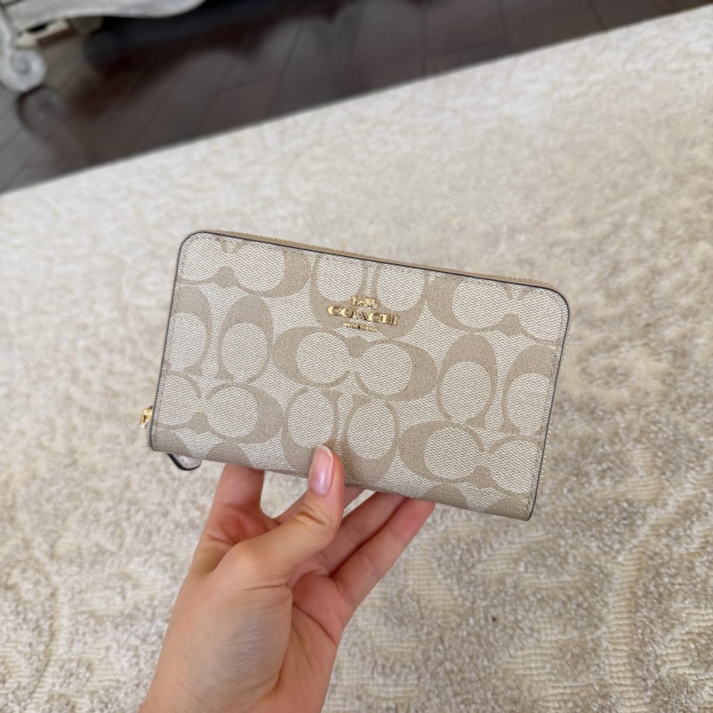 Coach Sand Medium Id Zip Wallet In Signature Canvas / BRAND NEW